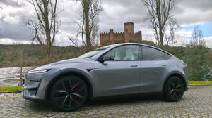 Tesla Model Y Performance ensaio: testámos o carro elétrico que te 'cola' ao banco