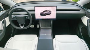 Testei um Tesla e é a prova de que não precisas disto num carro