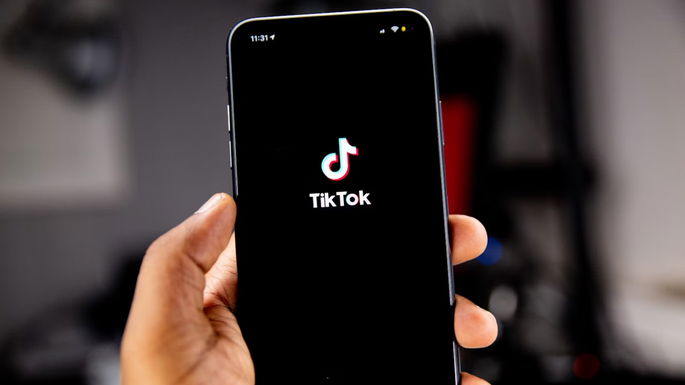 Homem usa TikTok no iPhone