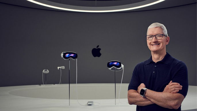 Tim Cook, CEO da Apple, com o Vision Pro original