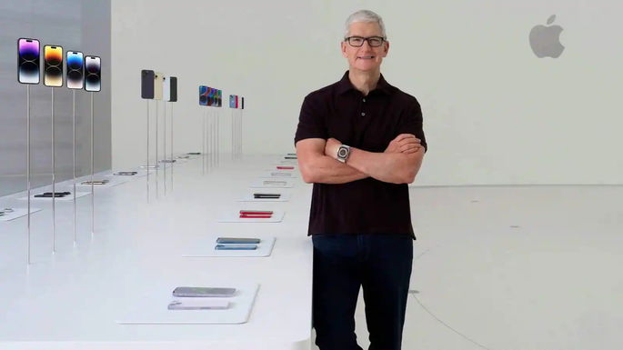 Foto Tim Cook com iPhones