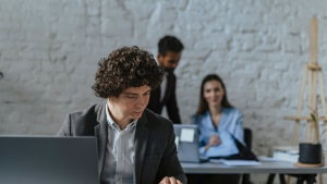 Trabalhas mais de 8 horas por dia? Sabe o que diz a lei em Portugal