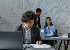 Trabalhas mais de 8 horas por dia? Sabe o que diz a lei em Portugal
