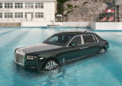 Um carro Rolls-Royce foi dar um "mergulho" à piscina: eis o resultado