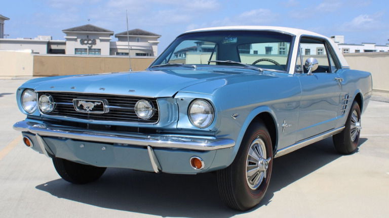 Um Ford Mustang de 1966 conduziu em modo piloto automático: eis o resultado