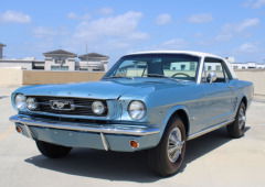 Um Ford Mustang de 1966 conduziu em modo piloto automático: eis o resultado