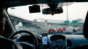 Muitos pagam multa por usar o telemóvel ao volante sem saber as exceções