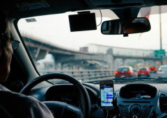 Muitos pagam multa por usar o telemóvel ao volante sem saber as exceções