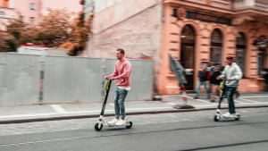 Vai haver novas regras para quem anda de trotinetas e bicicletas elétricas em Portugal (e a multa é cara)