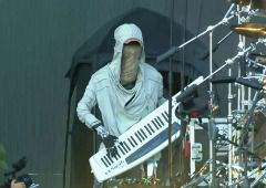 Vais querer ver este robô humanoide a tocar keytar num festival de música (vídeo)