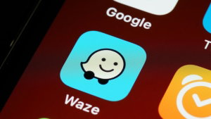 Vais viajar no feriado? O Waze pode poupar-te horas no trânsito