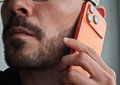 Vejo cada vez mais portugueses a cometer este erro no telemóvel: não o faças