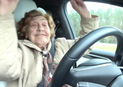 Vídeo mostra a reação de uma idosa de 92 anos a conduzir um Tesla pela primeira vez! (imperdível)