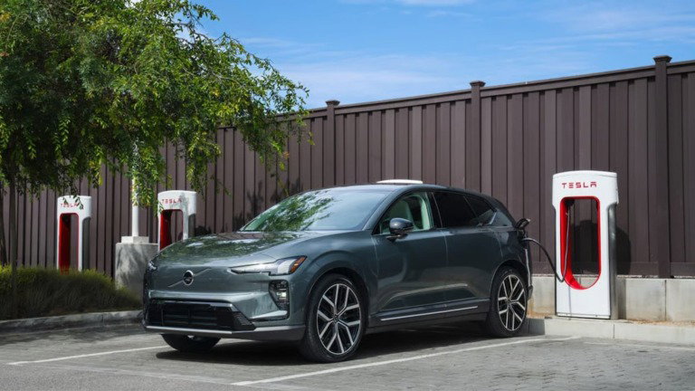 Volvo integra rede Tesla Supercharger na app da marca e simplifica carregamento elétrico na Europa