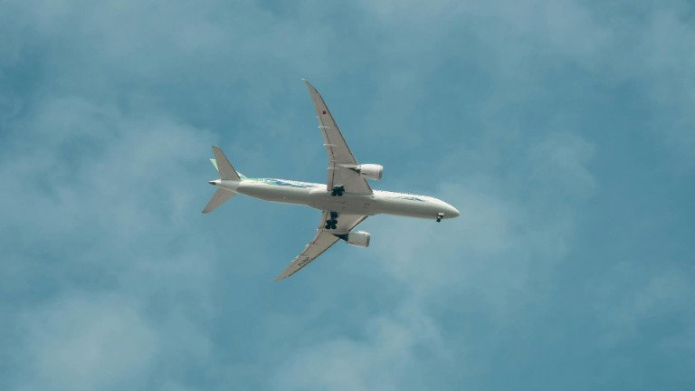Voo da EasyJet desviado após alerta com powerbank a bordo