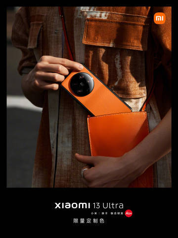 Imagem Xiaomi Ultra 13 laranja a sair de uma mala