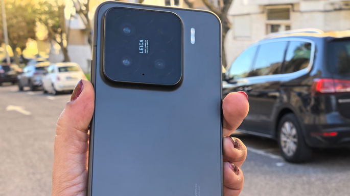 Xiaomi 15 em ambiente urbano
