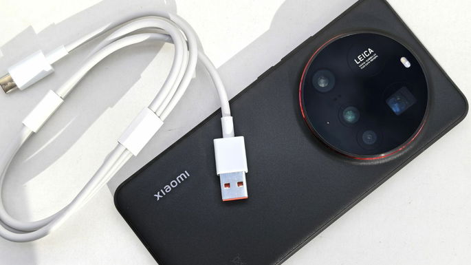 Smartphone Xiaomi com cabo de carregamento