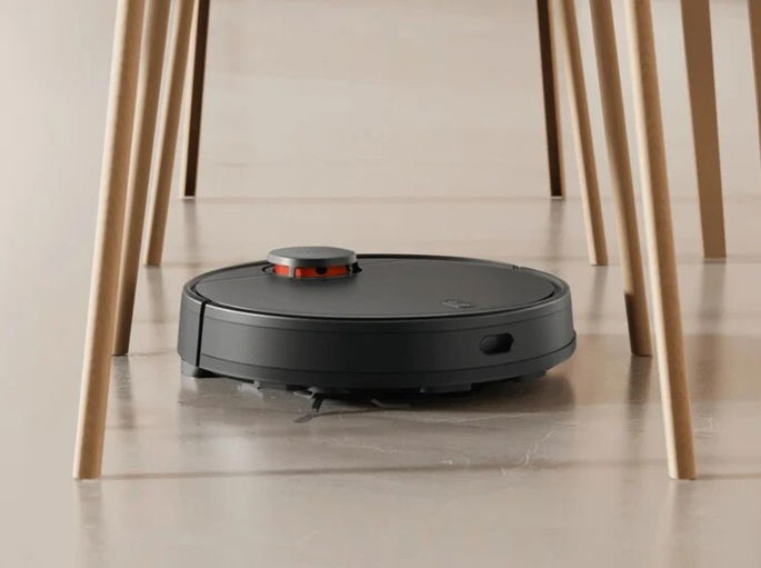 imagem do Xiaomi Robô Vacuum T12 debaixo de uma cadeira