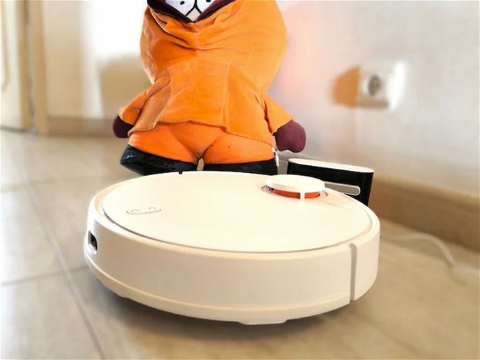 Xiaomi Robot Vacumm Mop S12  com um obstáculo