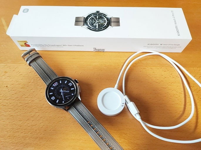 imagem do Xiaomi Watch 2 Pro com a caixa e o carregador