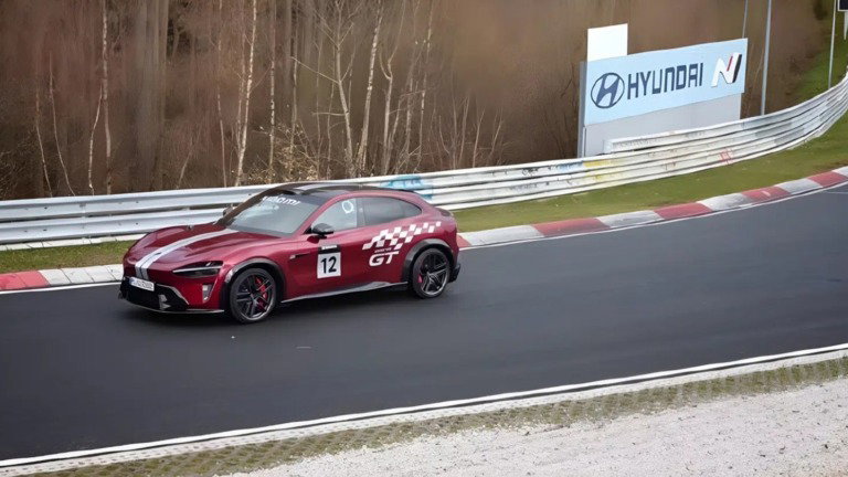 Xiaomi YU7 GT aparece sem camuflagem em testes em pista europeia