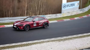 Xiaomi YU7 GT aparece sem camuflagem em testes em pista europeia