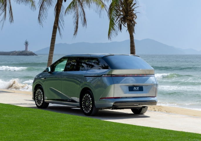 Xpeng X9 EREV exterior