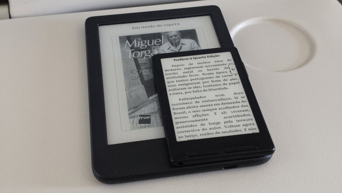 Xteink X3 comparado com e-reader de 6 polegadas