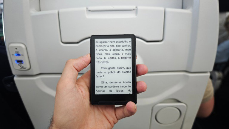 Testei o Xteink X3: eReader tão pequeno que cabe em qualquer lado