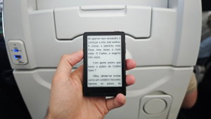 Testei o Xteink X3: eReader tão pequeno que cabe em qualquer lado