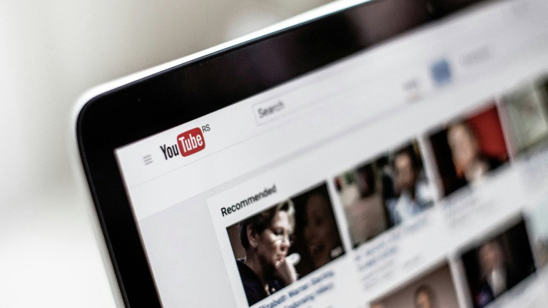 YouTube vai avisar-te quando a música é de IA. Mas há graves problemas neste método