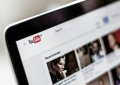 YouTube vai avisar-te quando a música é de IA. Mas há graves problemas neste método